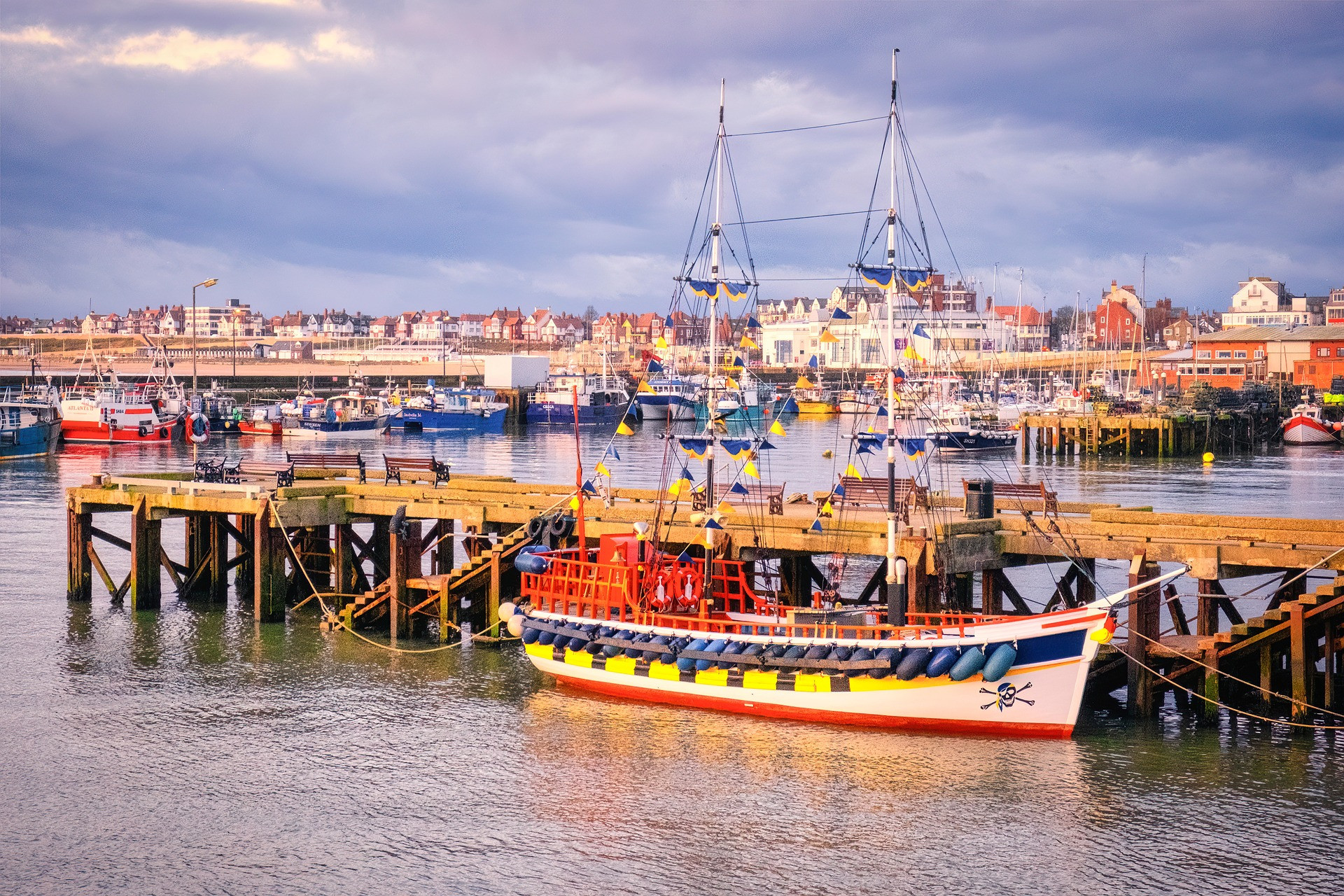 bridlington-pirate-ship-8785373_1920