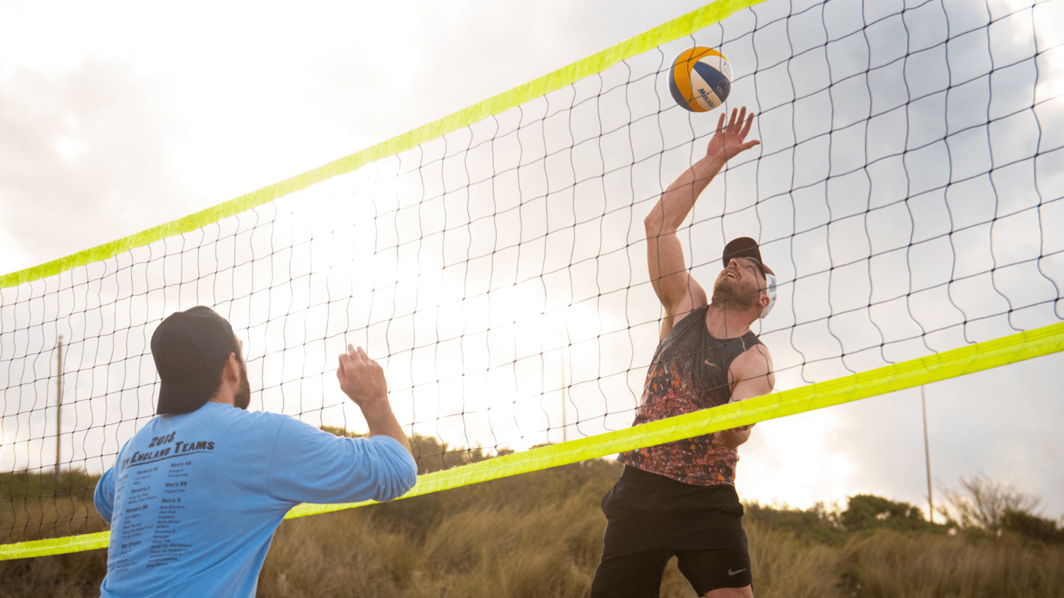 Como é que se diz isto em Inglês (EUA)? Does he plays volleyball